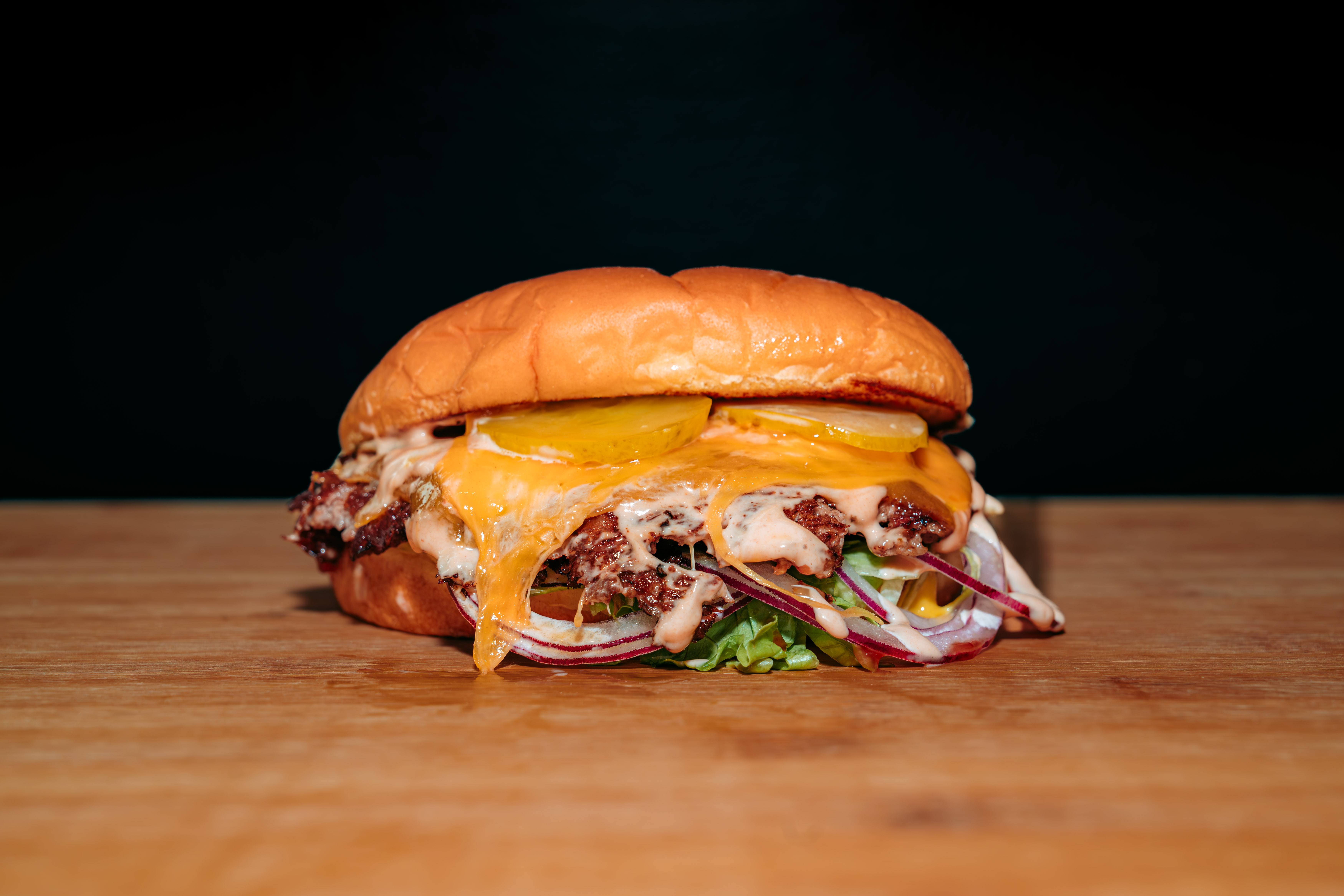 Krosser Smash Burger mit Cheddar und Sauce